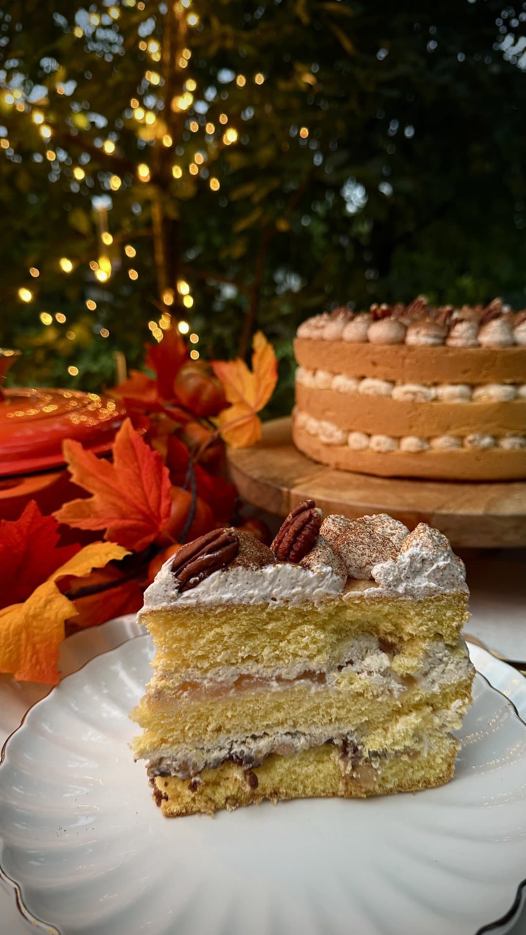Sielski Tort - warstwowy tort z kremem Lotus i gruszkami