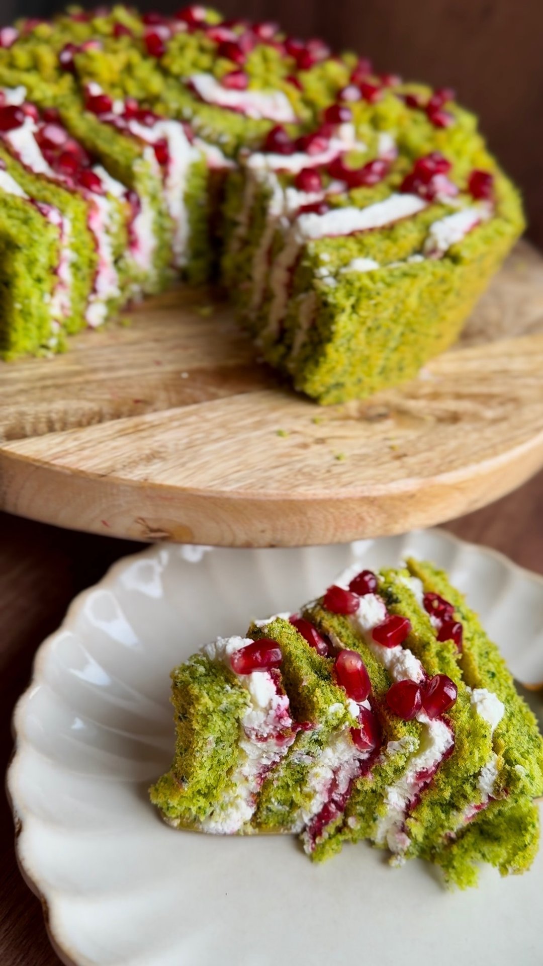  Zielone ciasto szpinakowe z malinami i kremem mascarpone